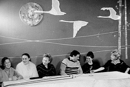 На банкете по поводу окончания съемок режиссер Воинов был в коллективно связанном свитере