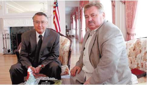 Анатолий Ехалов. На снимке: Форт-Росс, на переднем плане дом Ивана Кускова.  Генконсул России в США Владимир Винокуров и Анатолий Ехалов.