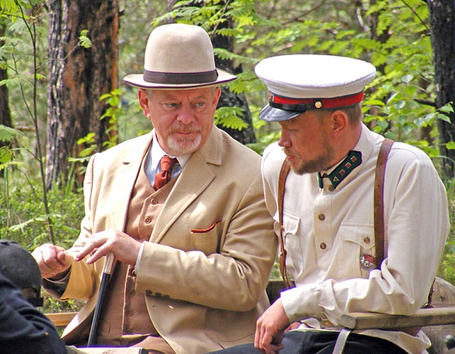 Роль местного богатея Астахова (слева) сыграл известный артист Вадим Андреев. | Фото Устюженской районной газеты «Вперед»