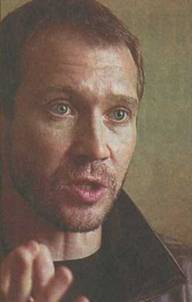 Условия работы в Кириллове Евгения Миронова устраивают: живет в гостинице «Сиверская» в полулюксе, с удовольствием ест наши местные продукты