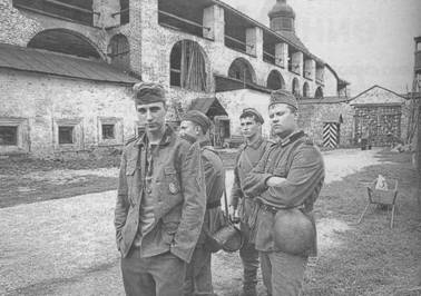 По традиции в массовках участвовали местные жители