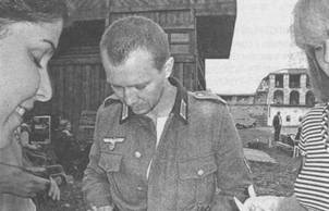 Народный артист России Евгений Миронов не мог отказать милым девушкам