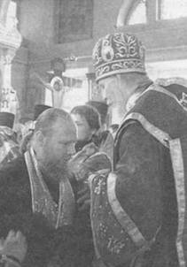 Архиепископ Максимилиан вручает набедренник иерею Вячеславу Тюневу. Фото Алексея Колосова