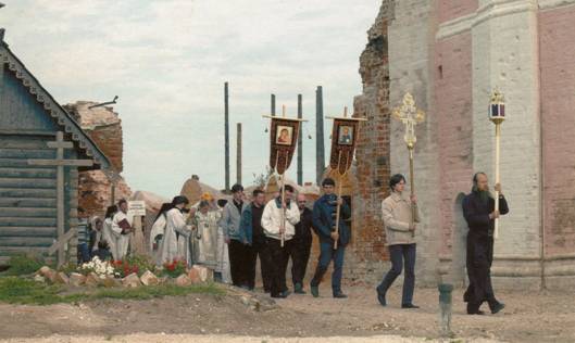 После освящения Успенского храма верующие крестным ходом обошли колокольню