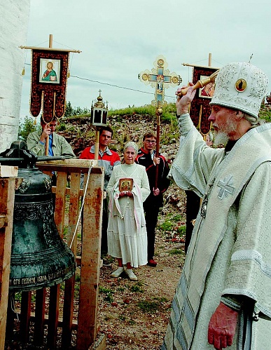 Архиепископ Максимилиан освящает новый колокол.