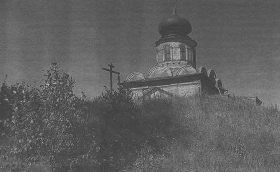 Поклонный крест установлен на месте церкви Николая Мирликийского Чудотворца. За ним – церковь Вознесения Христова.