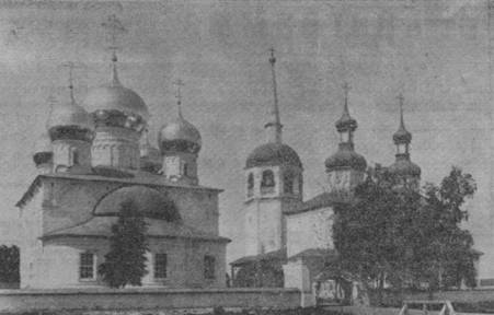 Церкви Спаса Преображения (XVII в.) и Василия Великого (XVIII в.). (Из архива музея).