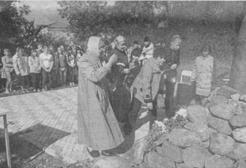 Горожане у. Поклонного Креста