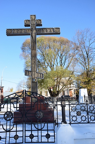 Поклонный крест на месте Спасо-Всеградского собора.