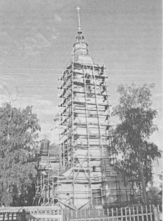 На колокольне церкви Рождества Иоанна Предтечи установили новый купол с крестом. Летом верующие планируют повесить новые колокола.