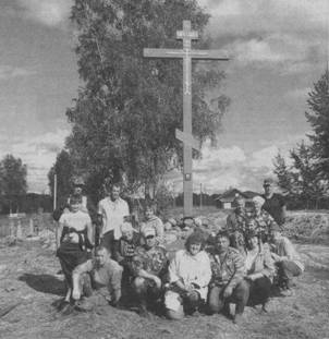 Чтобы сделать и установить Поклонный крест на месте разрушенного храма Николая Мирликийского в Прилуках, потребовались усилия многих людей