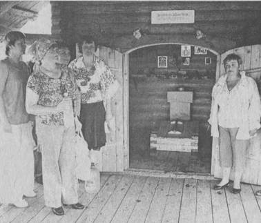 Гостям и жителям деревни Марковской нравится вода со святого источника