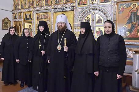 Митрополит Игнатий с насельницами возрождающегося Горне-Успенского монастыря