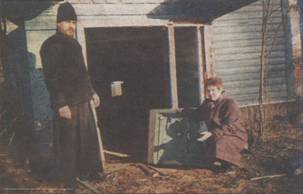 Иеромонах Амфилохий и Ольга Соколова на месте находки дверей из икон