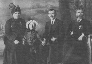 На фото 1915 года И.В. Федышин с сыном Иваном в центре, М.С. Жидкова слева, Я.И. Жидков справа