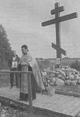 По традиции молебен у Поклонного креста отслужил протоиерей Алексий Сорокин. Он призвал прихожан не забывать святого Марка Белавинского
