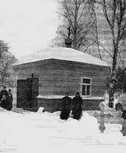 Первая часовня на могиле Рынина, построенная А. М. Крыловой в 1899 г.