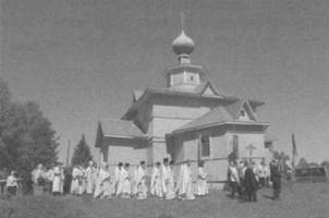 Крестный ход вокруг храма преподобного Сергия Шухтовского в Суде