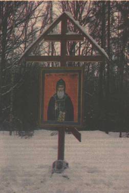 Поклонный крест на Черном озере. У подножия креста – фотография игумении Таисии