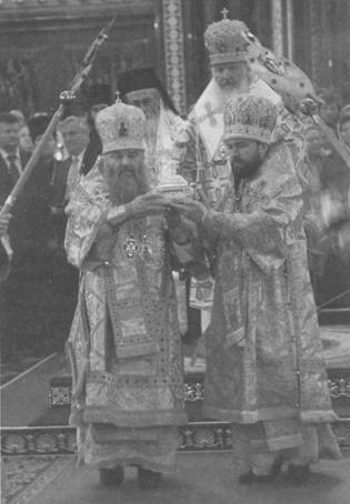 Мощи святой великомученицы Екатерины выносятся в центр храма