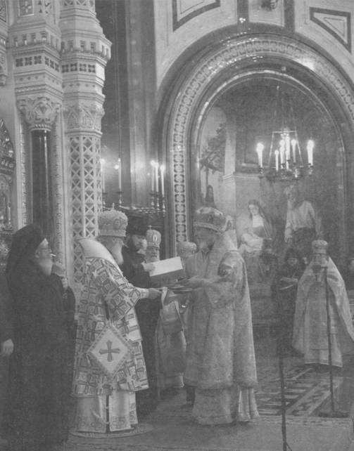 Архиепископу Максимилиану вручают орден святителя Иннокентия