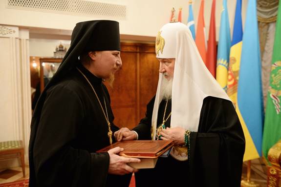 Святейший Патриарх Кирилл напутствует архимандрита Тарасия (Перова) в ходе чина наречения во епископа Великоустюжского и Тотемского