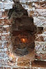 Ниша в стене разрушенного храма тоже место для свечи
