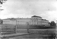 Здание Вологодской мужской гимназии (первоначально – Странноприимный дом и Главное народное училище) на Парадной площади. Фотография 1870-х годов