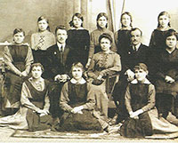 Преподаватели и ученицы последнего выпуска Вологодского епархиального училища. Фотография 1918 года