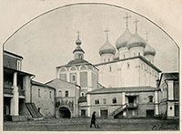 Епархиальное Древнехранилище (с 1896 г.) – бывшая надвратная Воздвиженская церковь (построена в 1687 г.) и холодный собор