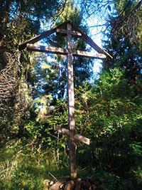 Поклонный крест на берегу Перовского озера на месте расстрелянных священников, г. Никольск. Фото О. В. Рыковой, 2 сентября 2015 г.