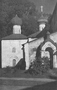 Кирилло-Белозерский монастырь-крепость (XV-XVIII вв.).
Владимирская церковь (1554 г.) и церковь Епифания (1643 г.)  (слева).
