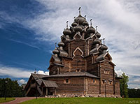 Восстановленная Покровская церковь из с. Анхимово Вытегорского р-на ныне находится в этнопарке «Богословка» под С.-Петербургом