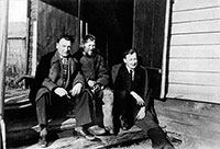 Я. П. Гамза (слева), Н. В. Перцев (справа) и сторож (в центре). 1937 г.