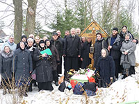 На могиле А. П. Рыкова в г. Белозерске