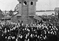 Синозерские торжества. Обнесение св. Даров во время литургии вокруг колокольни, где почивают мощи преподобного Евфросина