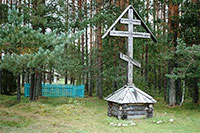Крест на месте старого монастырского погоста. На кладбище похоронено более сорока схимонахов. Фото З. Мухина, 2008 г.