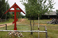 Поклонный крест на месте, где преподобный Евфросин принял мученическую смерть от польско-литовских захватчиков. Фото З. Мухина, 2008 г.