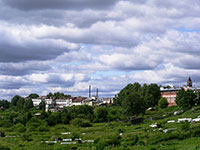 Вид с востока на монастырскую гору. Часть монастырских зданий сохранилась в перестроенном виде и принадлежит щетинно-щеточной фабрике. Справа – здание женского епархиального училища с Покровской церковью