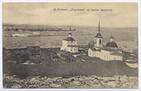 Варлаамовская (слева) и Михайло-Архангельская (справа) церкви, построенные в XVIII в. на месте деревянных храмов бывшего Покровского монастыря. Фото начала ХХ в.