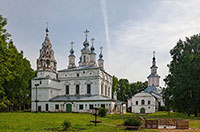 Слева – Спасо-Преоображенская церковь, справа – Сретенская. Фото М. и В. Архиповых, 2015 г.