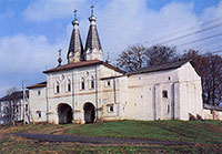 Святые ворота Ферапонтова монастыря с церковью Богоявления и Ферапонта. 1649 г.