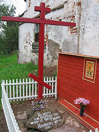 Место, где были обретены мощи св. прп. Филиппа Ирапского, находится рядом с церковью Троицы Живоначальной Филиппо-Ирапского монастыря. Фото 2009 г.