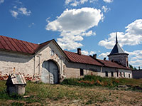 Монастырские ворота. Фото А. Кошелева, 2010 г.
