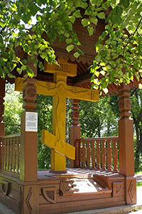 Поклонный крест, установленный на Соборной горке рядом с Воскресенским собором. Фото 2013 г.