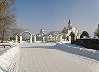 Общий вид Николо-Коряжемского монастыря. Архангельская область. Ворота монастыря. Фото 2010 г.