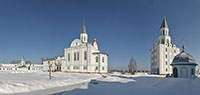 Общий вид Николо-Коряжемского монастыря. Архангельская область. Справа колокольня, слева церковь прп. Логгина Коряжемского. Фото 2010 г.