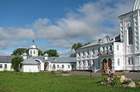 Западная часть территории Николо-Коряжемского монастыря в Коряжме Архангельской области. Слева - корпус с входными вратами, справа - Лонгиновская церковь. Фото 2014 г.