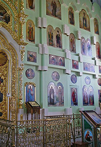 Фрагмент царских врат и иконостаса в верхнем храме Лонгиновской церкви в Николо-Коряжемском монастыре. Фото 2014 г.