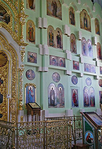 Фрагмент царских врат и иконостаса в верхнем храме Лонгиновской церкви в Николо-Коряжемском монастыре. Фото 2014 г.